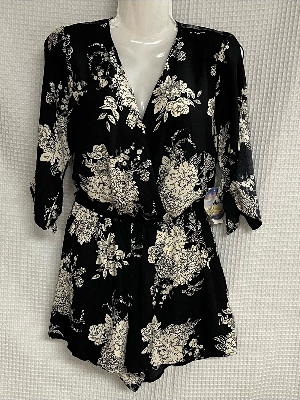 BeBop Black & Cream Floral V-Neck Short Romper size large